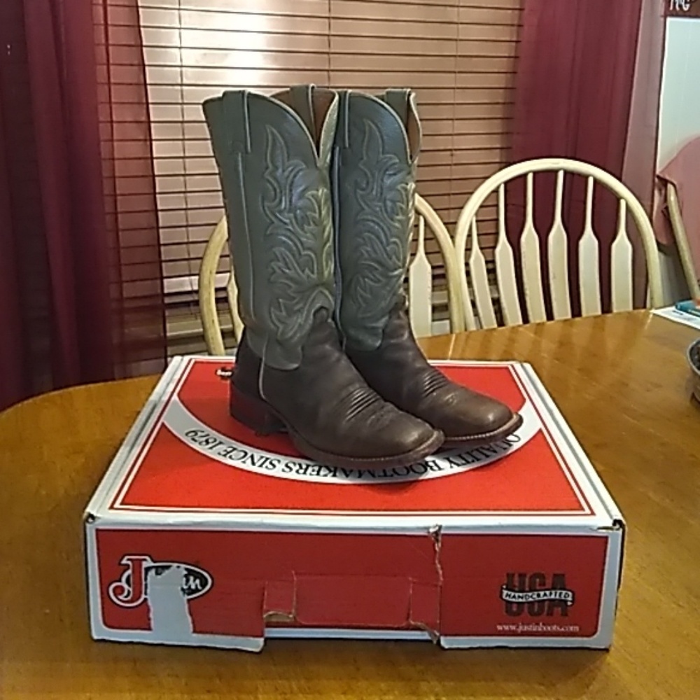 Women's Justin boots. Size 5B